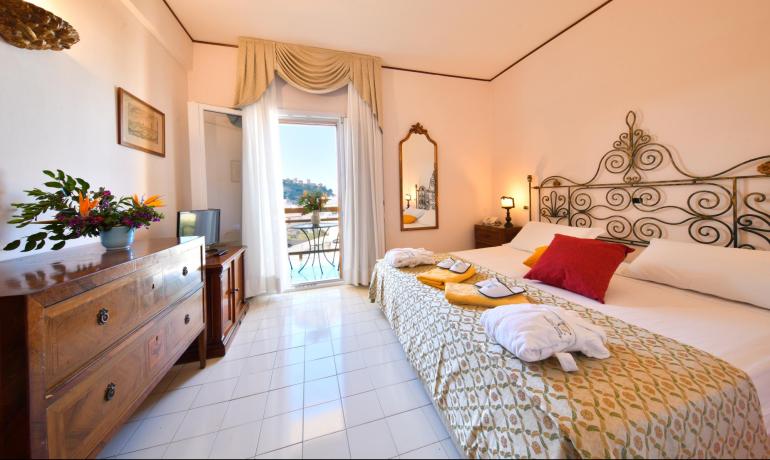 Settimana di Inizio Agosto ad Ischia in Hotel vicino al centro ed al mare